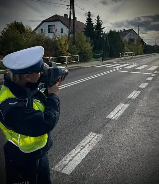Policja w Nysie prowadzi działania „Prędkość” — apel o rozsądek na drodze