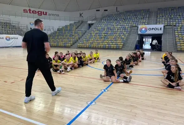 Młode piłkarki ręczne z Otmuchowa spełniły marzenie i zagrały w Stegu Arena