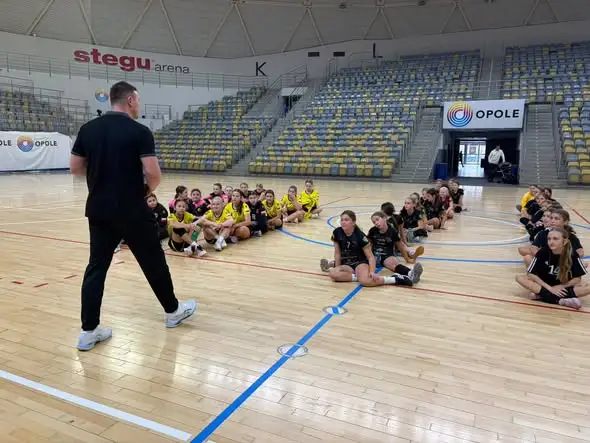 Młode piłkarki ręczne z Otmuchowa spełniły marzenie i zagrały w Stegu Arena