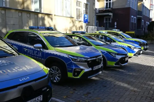 Nowe radiowozy dla policji z powiatu nyskiego. Gmina Łambinowice dołożyła się do zakupu