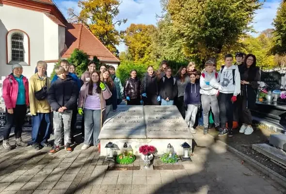 Nysa: młodzież z SP nr 5 porządkowała cmentarz przed Wszystkich Świętych