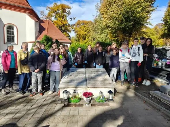 Nysa: młodzież z SP nr 5 porządkowała cmentarz przed Wszystkich Świętych