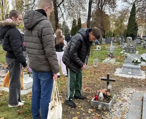 Uczniowie ze szkoły włączyli się w akcję „Szkoła pamięta” – odwiedzili zapomniane groby