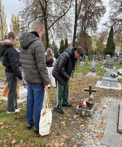 Uczniowie ze szkoły włączyli się w akcję „Szkoła pamięta” – odwiedzili zapomniane groby