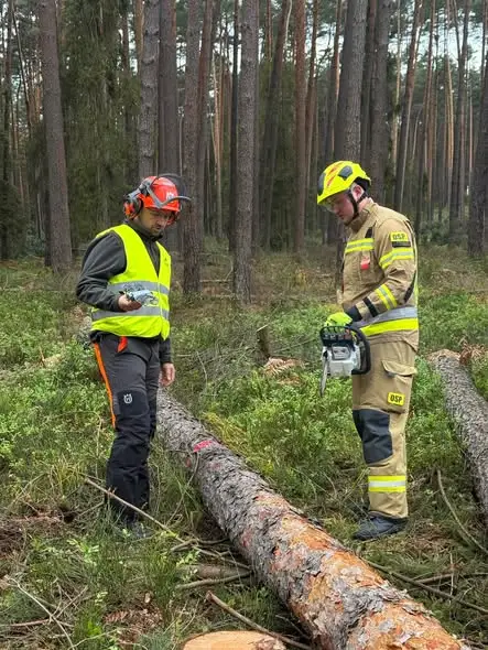 Strażak z OSP szkolił się z usuwania powalonych drzew i pracy pilarką