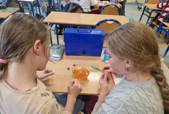 Smaczna lekcja biologii w Nysie – uczniowie stworzyli jadalne modele komórek