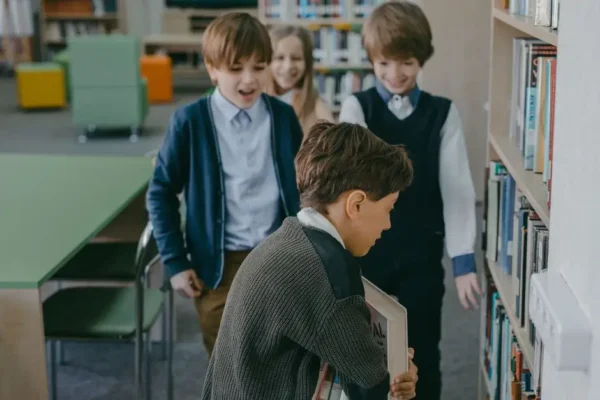 Noc Bibliotek w Szkole nr 2 w Głuchołazach – uczniowie sprawdzili się w bibliotecznej grze