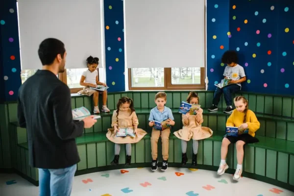 MEN udostępniło poradniki „Wiedza moją Tarczą” dla uczniów szkół podstawowych